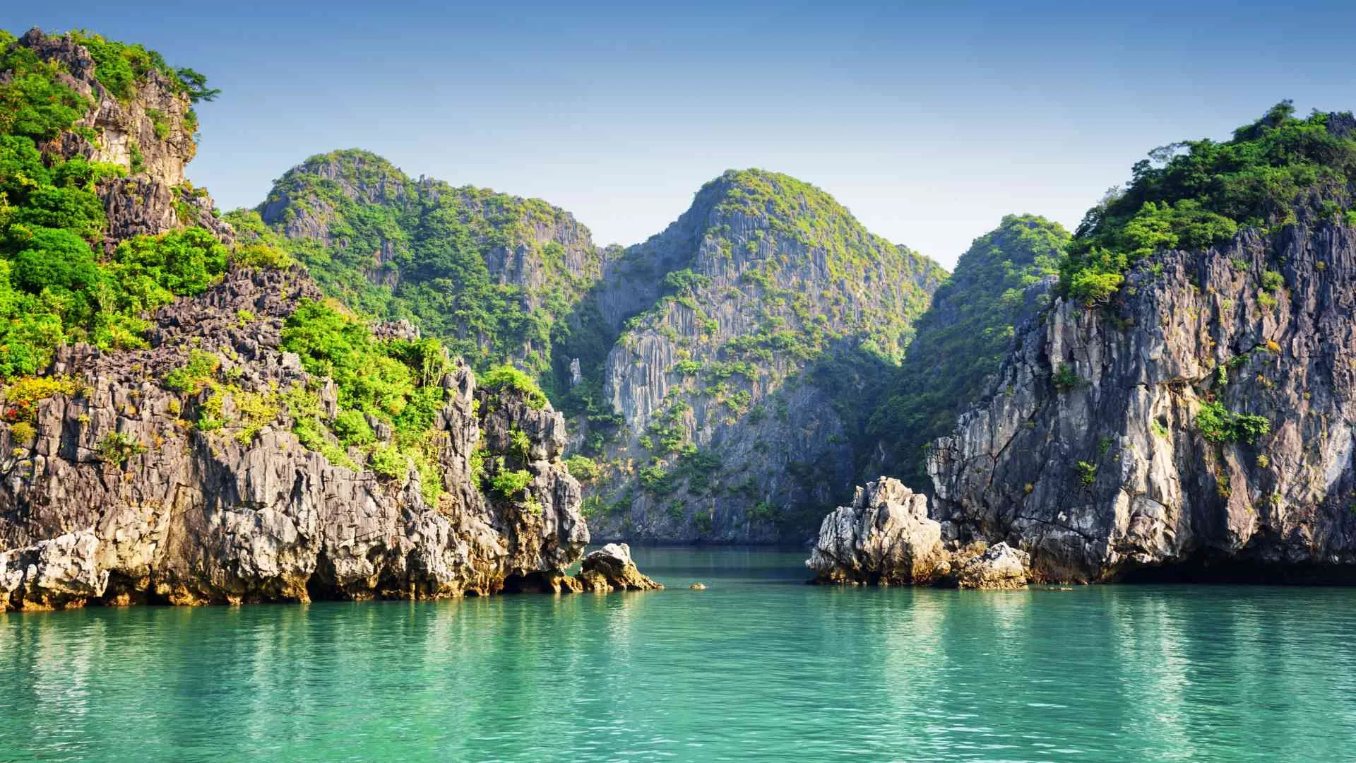 Halong Bay Vacation Halong Bay Cliffs