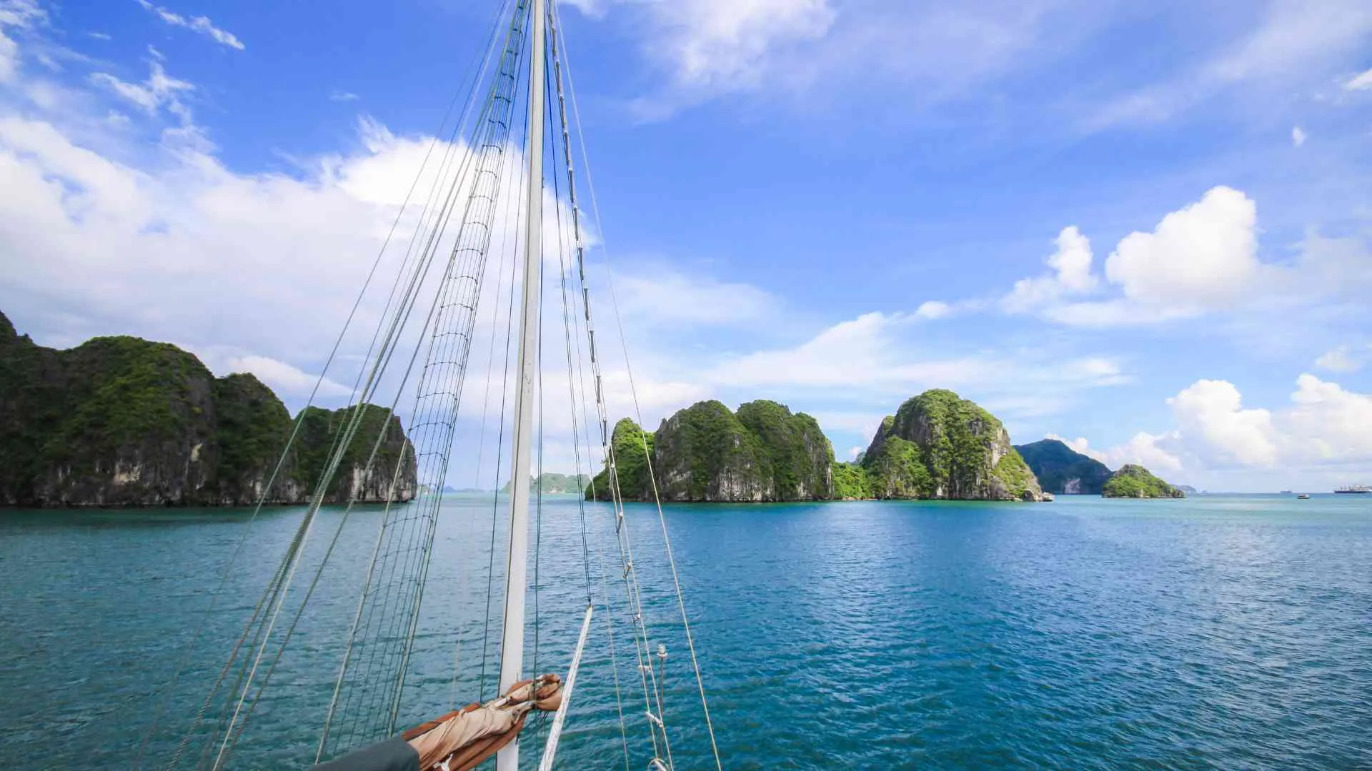 Halong Bay cruising Halong Bay Cruise
