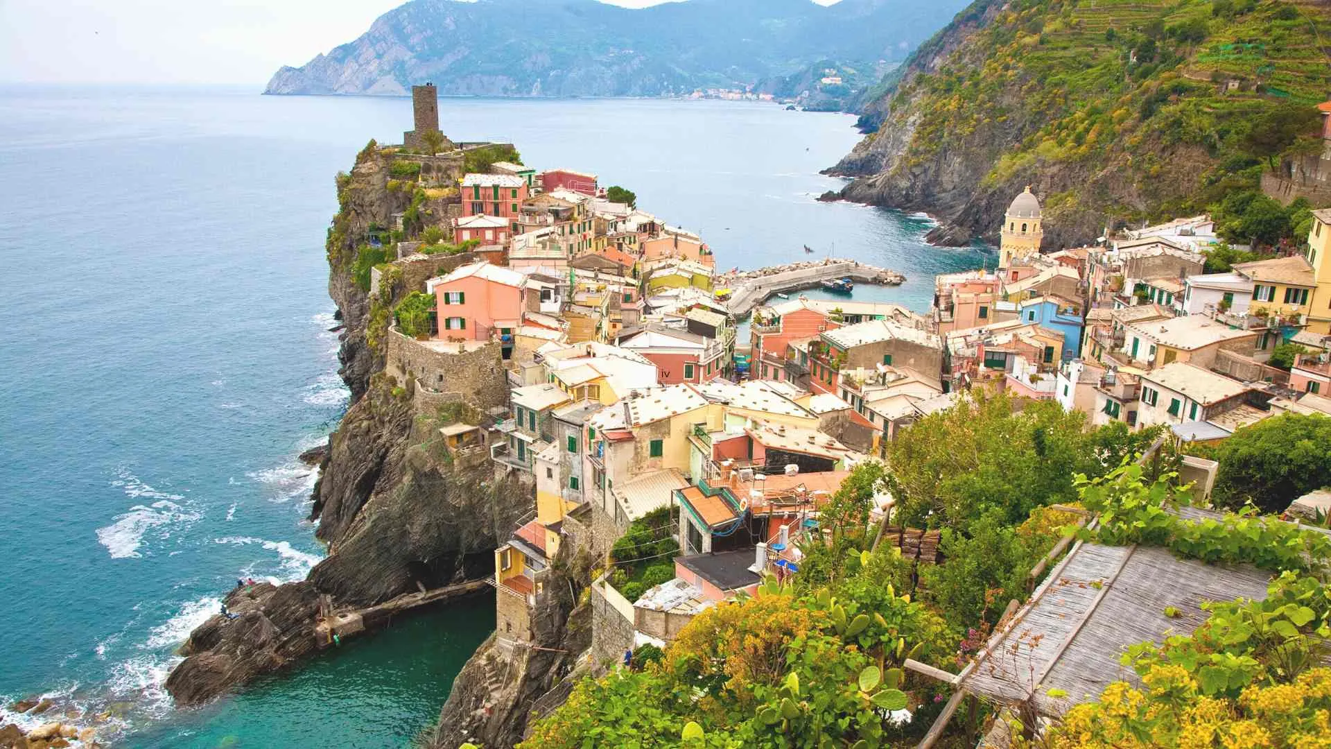 europe travel tips (3) european cliffside city