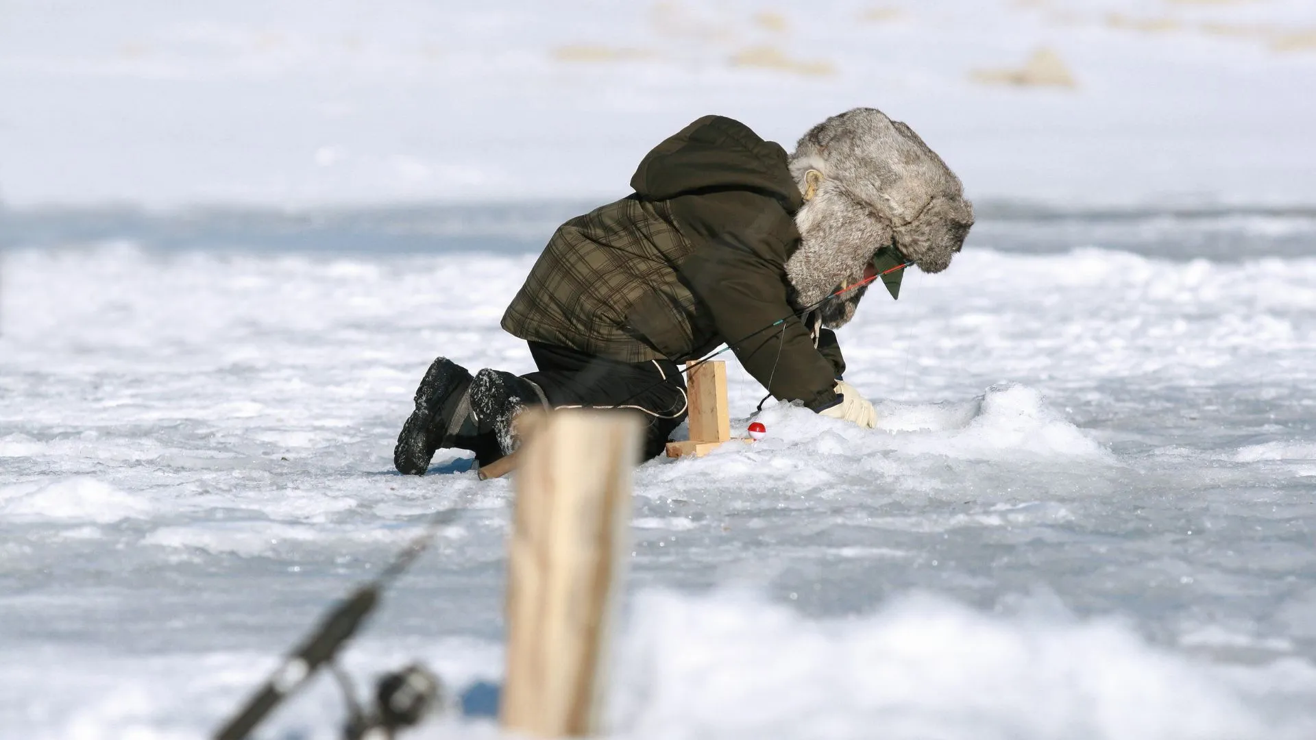 ice fishing on mille lacs lake (8) kid fishing on mille lacs