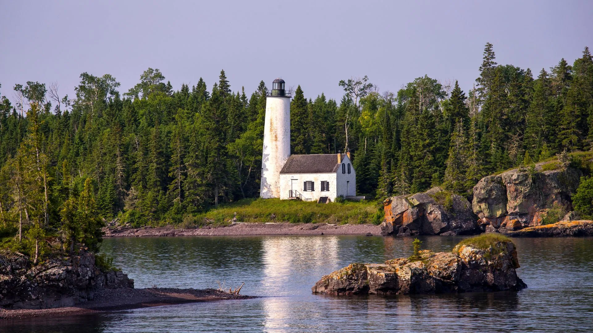 isle royale backpacking (5) isle royale lighthouse on water