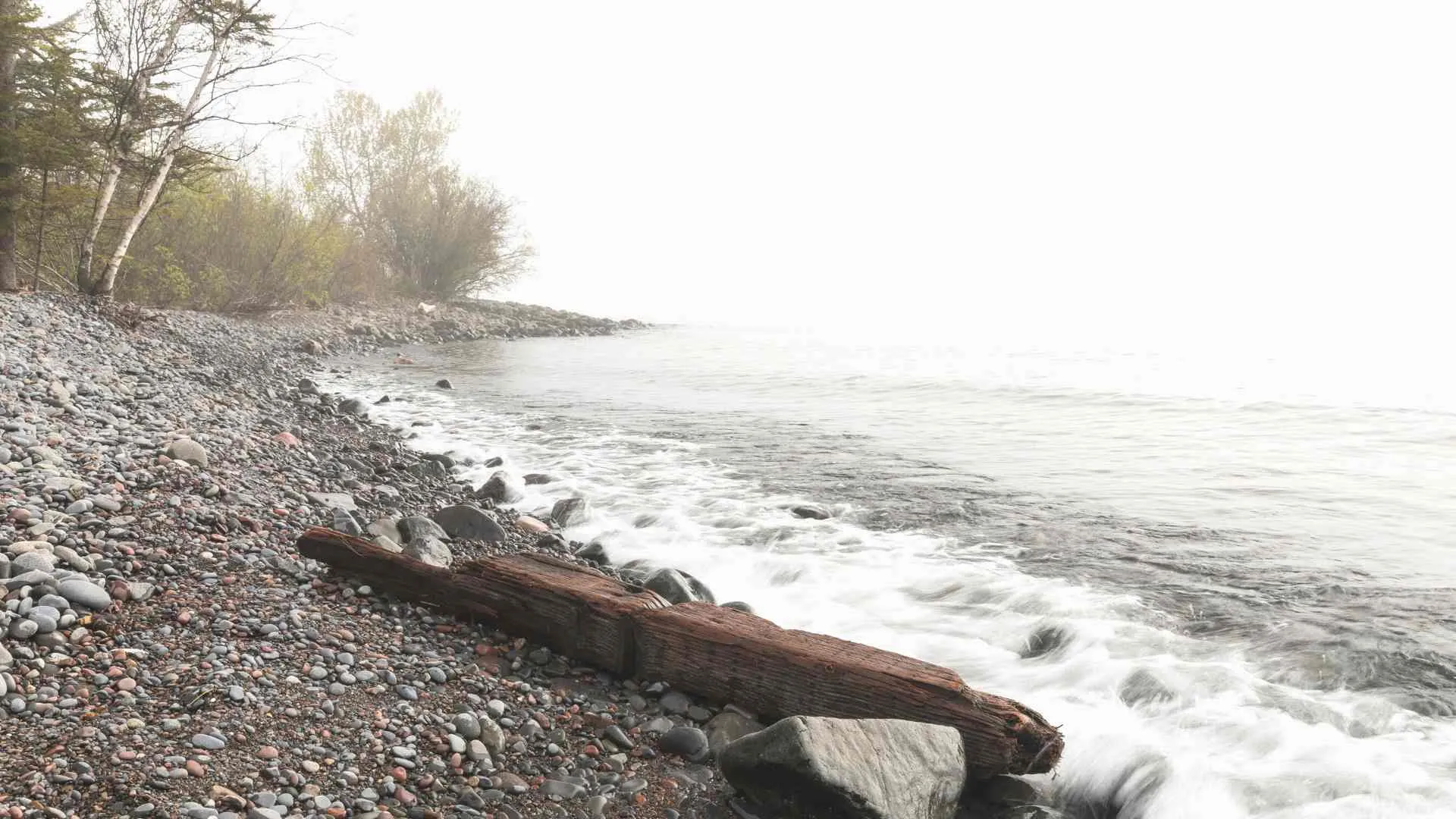 lake superior kayaking (3) shoreline of lake superior fog