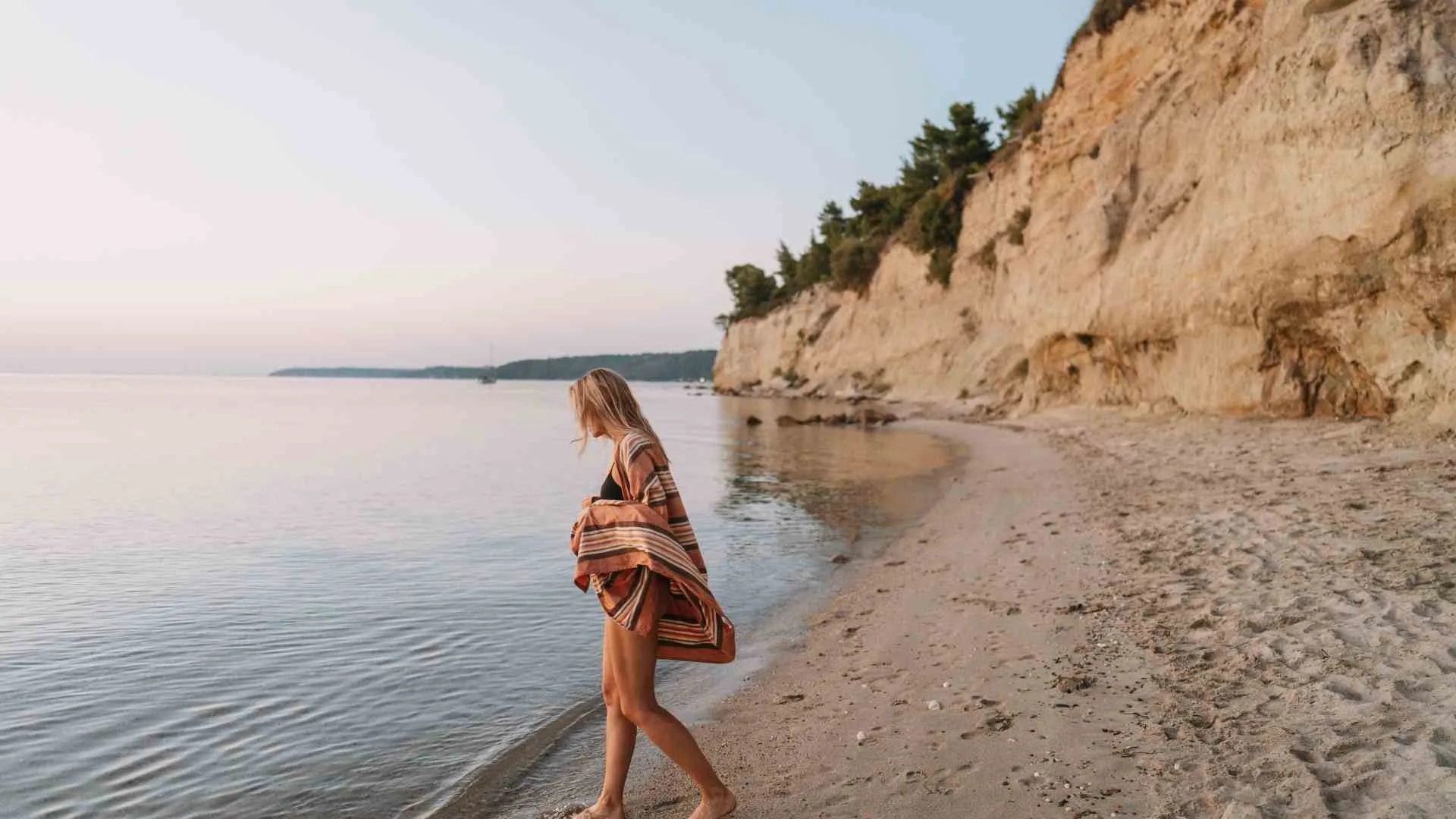 mindful travel (8) mindful girl on a beach