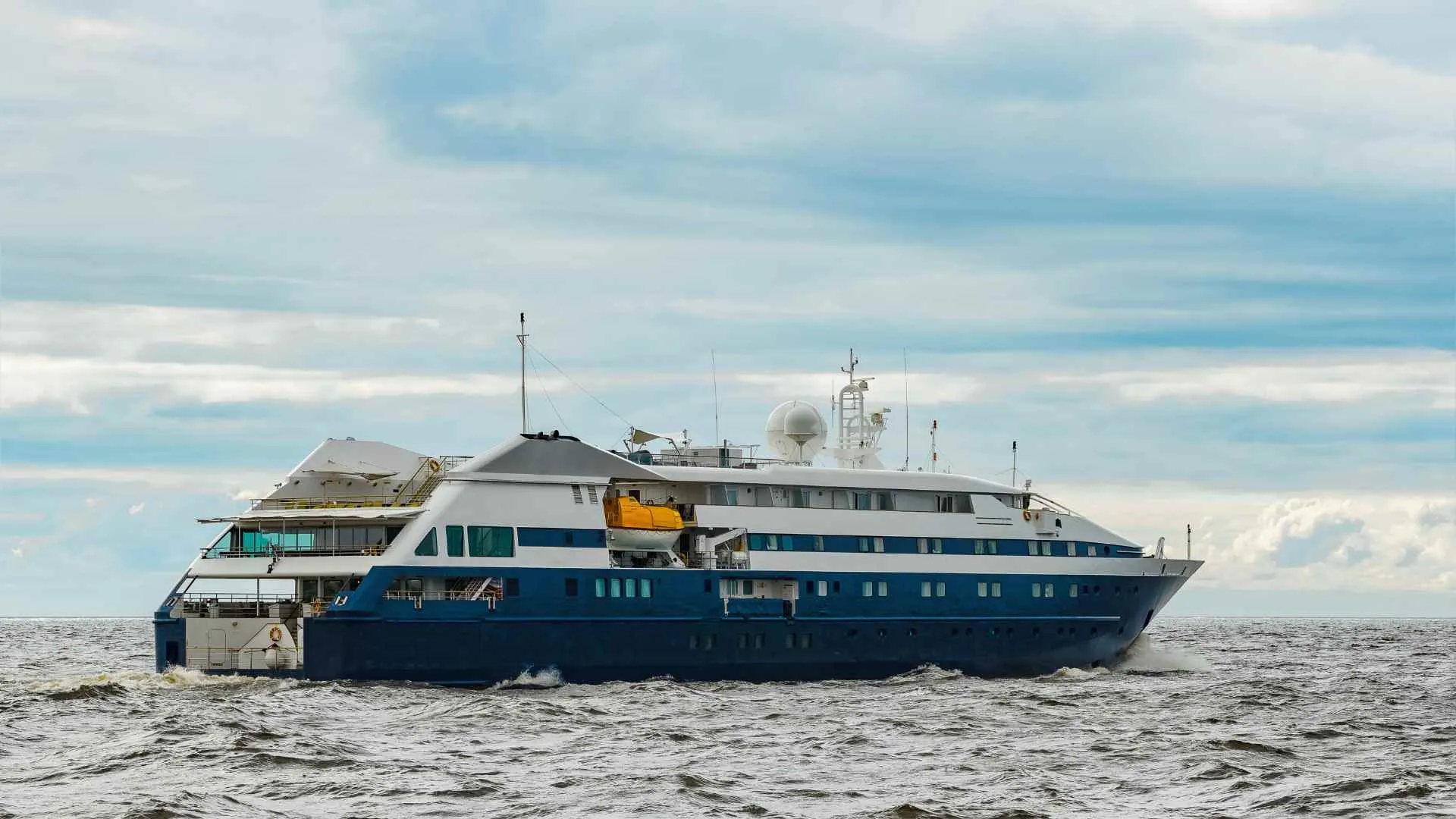 small ship cruising (1) small cruise ship