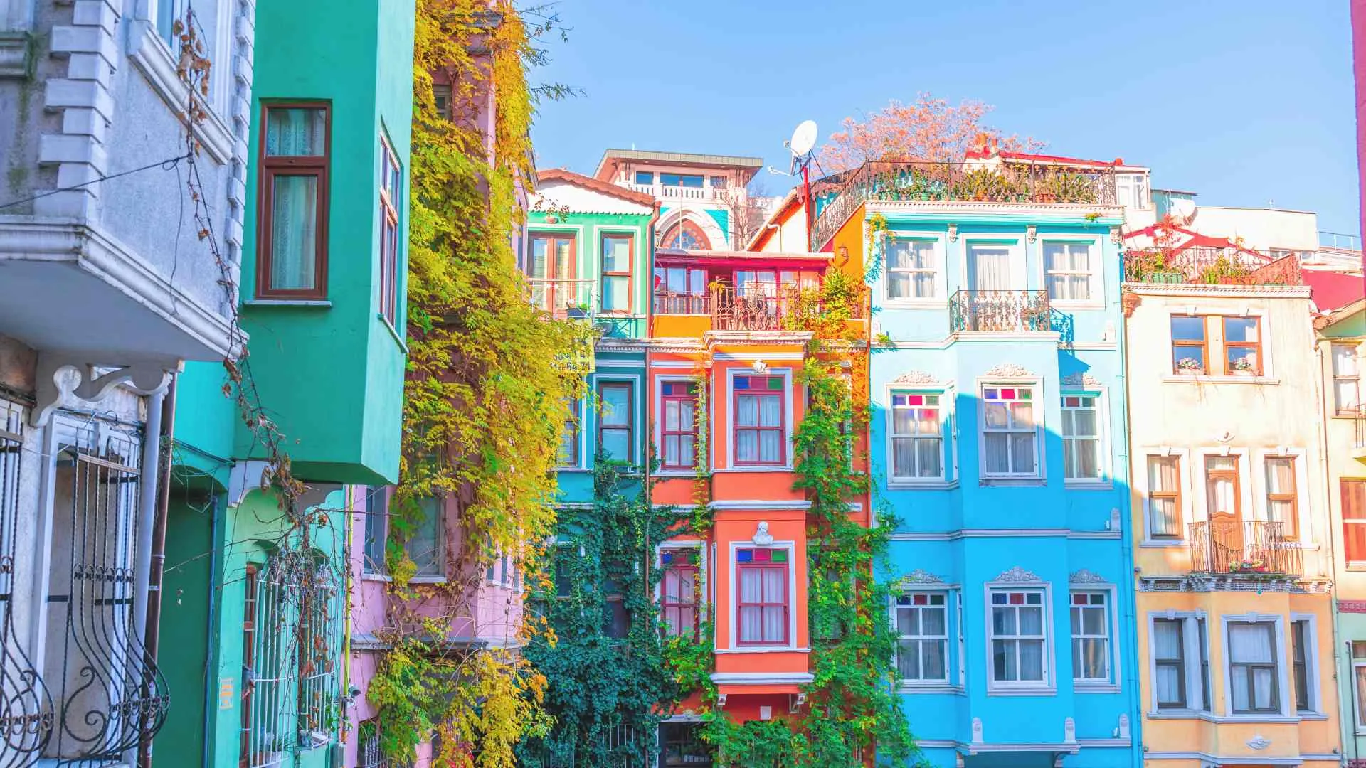 travel tips for istanbul (4) istanbul colorful buildings