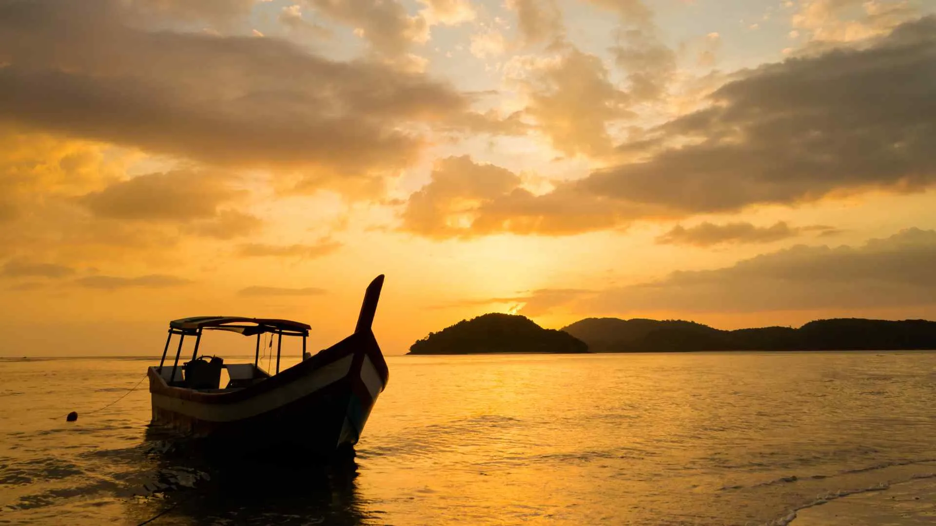 boat for sunset cruise in Langkawi boat for sunset cruise in Langkawi