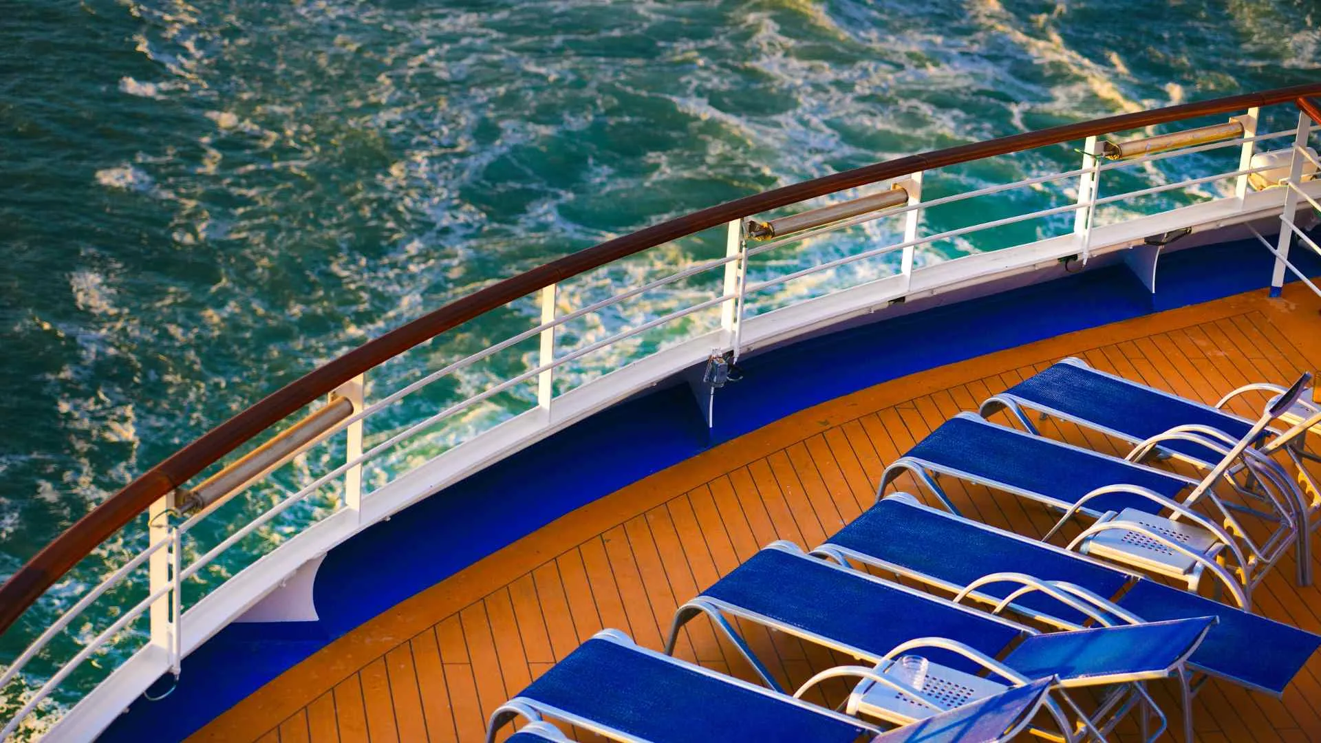 How many people on a cruise ship? How many people on a cruise ship?